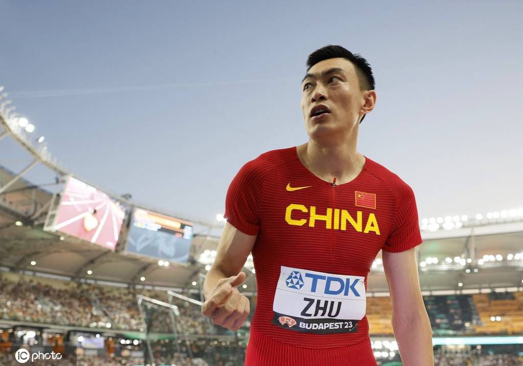 陈泽楷这时候开口说道：洪五，你应该学周星驰，在水里给他们加点泻药。
